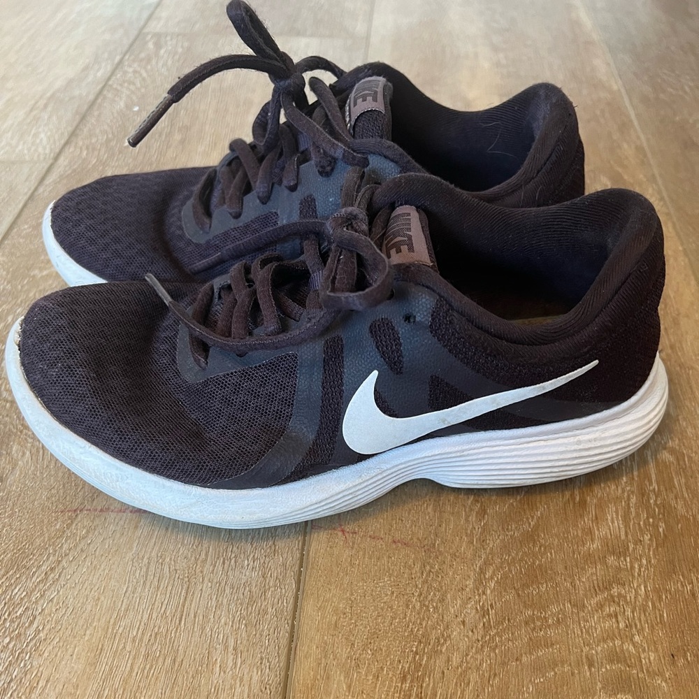 Women Nike running/everyday shoes. Bottoms are worn but they in good condition